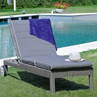 <b>Lettini prendisole</b> per piscina con o senza tettuccio e schienale regolabile. Tante proposte eleganti in resina, legno, wicker