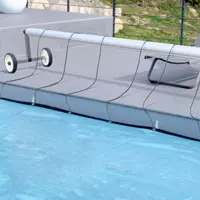 <b>RULLI AVVOLGITORI</b> indispensabili per avvolgere e srotolare le coperture isotermiche per piscina.