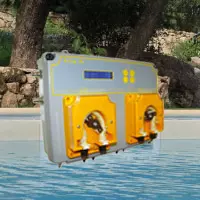 <b>Pompe dosatrici</b> per la regolazione automatica di cloro e pH, il perfetto aiuto nella manutenzione della piscina