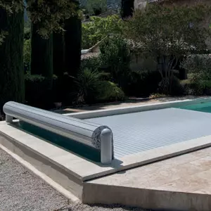 <b>Coperture a tapparella</b> eleganti ed innovative, adatte a coprire la piscina per tutto l\'anno. Resistente ai raggi UV, macchie e corrosione