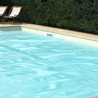 <b>Coperture isotermiche </b>per l\'estate, per trattenere il calore accumulato dall\'acqua durante il giorno, ridurre costi di pulizia e utilizzo di chimici