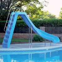 <b>Trampolini e scivoli</b>, un tocco originale per la piscina, facendo divertire allo stesso tempo sia adulti che bambini.