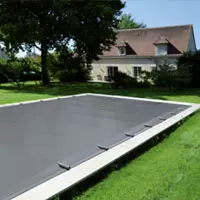 <b>Coperture 4 stagioni</b> per piscina, sicure, pratiche, resistenti, disponibili in vari colori e modelli, con telo e binari oppure telo con barre longitudinali.
