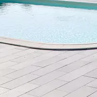 <b>Pavimenti in legno</b> per esterno, disponibile in diverse essenze e a listoni o quadrotte