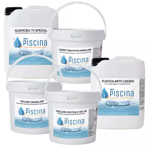 <b>Prodotti chimici</b> per il trattamento e la manutenzione dell\'acqua della piscina, disponibili anche in kit apertura, manutenzione e chiusura
