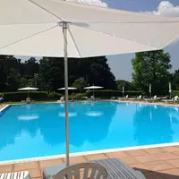 <b>Ombrelloni per piscina</b>, per ripararci nelle giornate piÃ¹ assolate. Disponibile in vari forme e dimensioni, con telo in vari colori