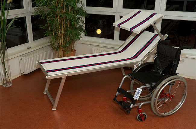 Lettino prendisole per soggetti con difficolt&Atilde;&nbsp; motorie BLUMA, in alluminio