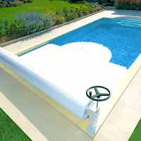 Copertura a tapparelle MANU di sicurezza per piscine rettangolari con scala romana