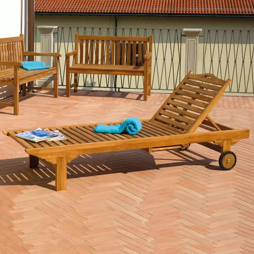 Lettino prendisole in legno di teak CARLOFORTE, con ruote e tavolino estraibile