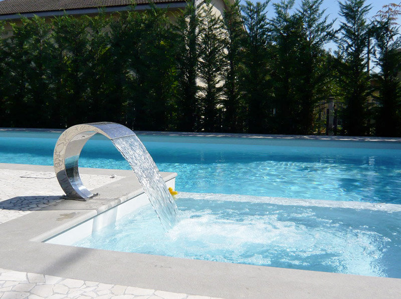 cascata a mezzaluna per piscina