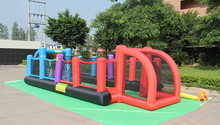 Gioco gonfiabile per bambini da giardino CALCETTO