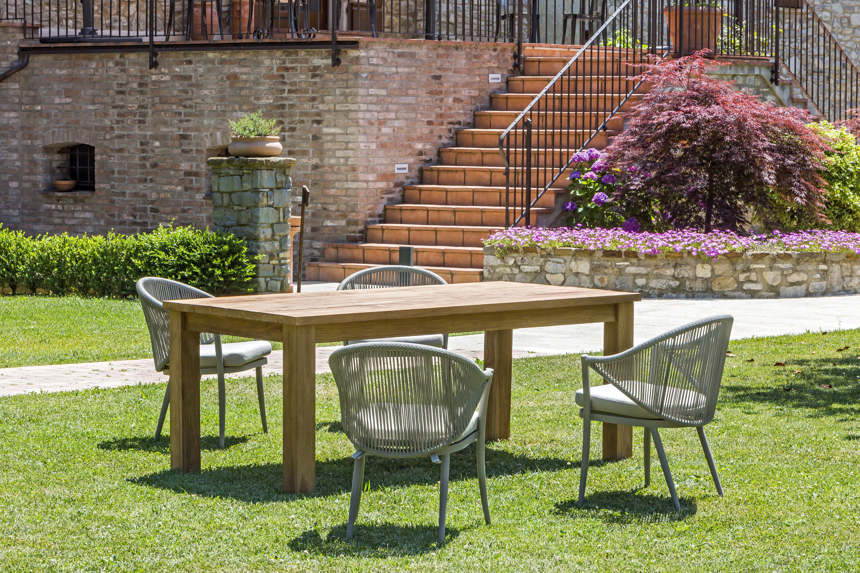 Tavolo PANAMA 200x100&Acirc;&nbsp;con poltrone MINOSSE by Regarden