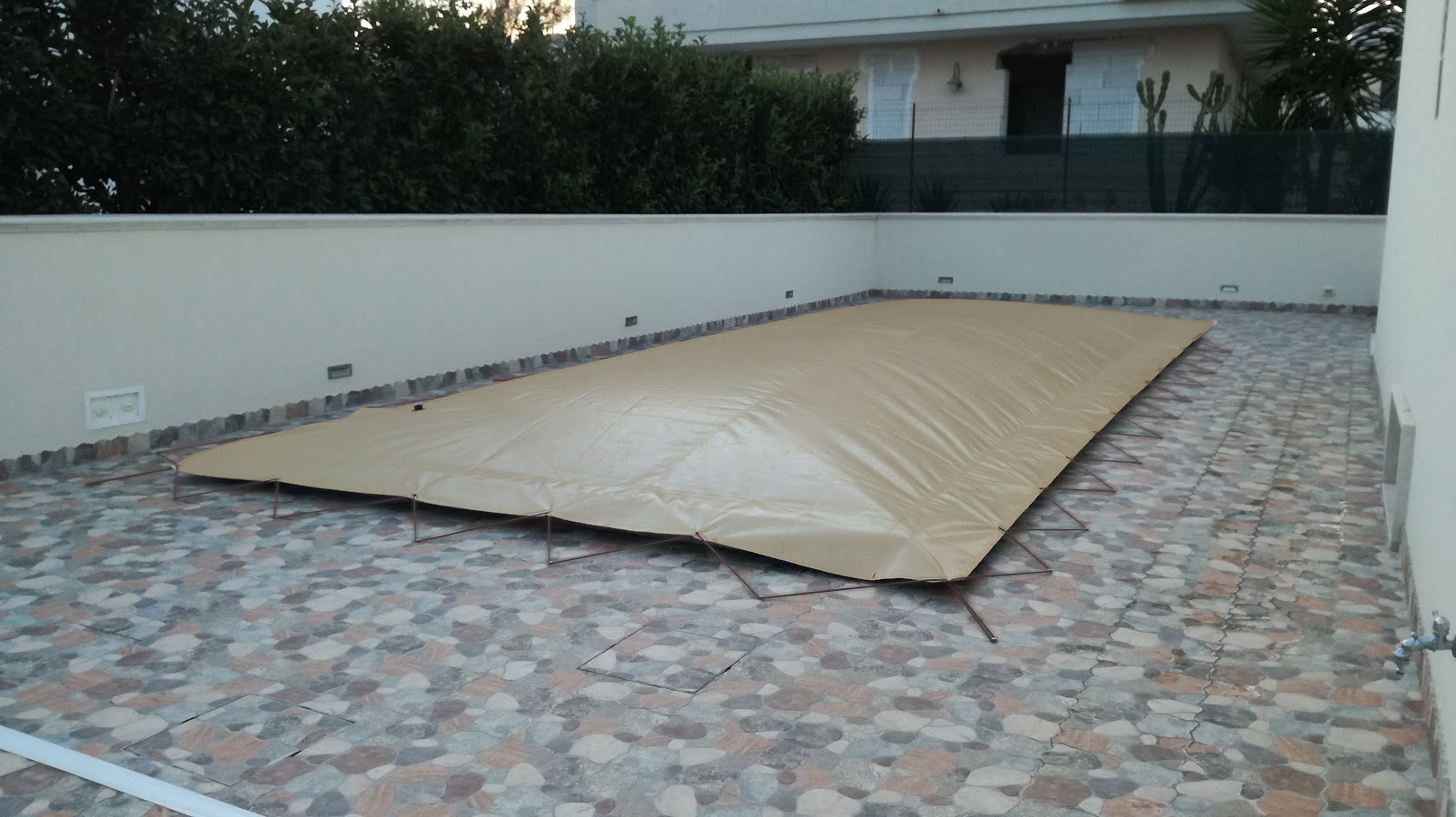 Copertura Invernale di sicurezza per piscina Polartex&Acirc;&reg; AIRCOVER con occhielli e corda elastica