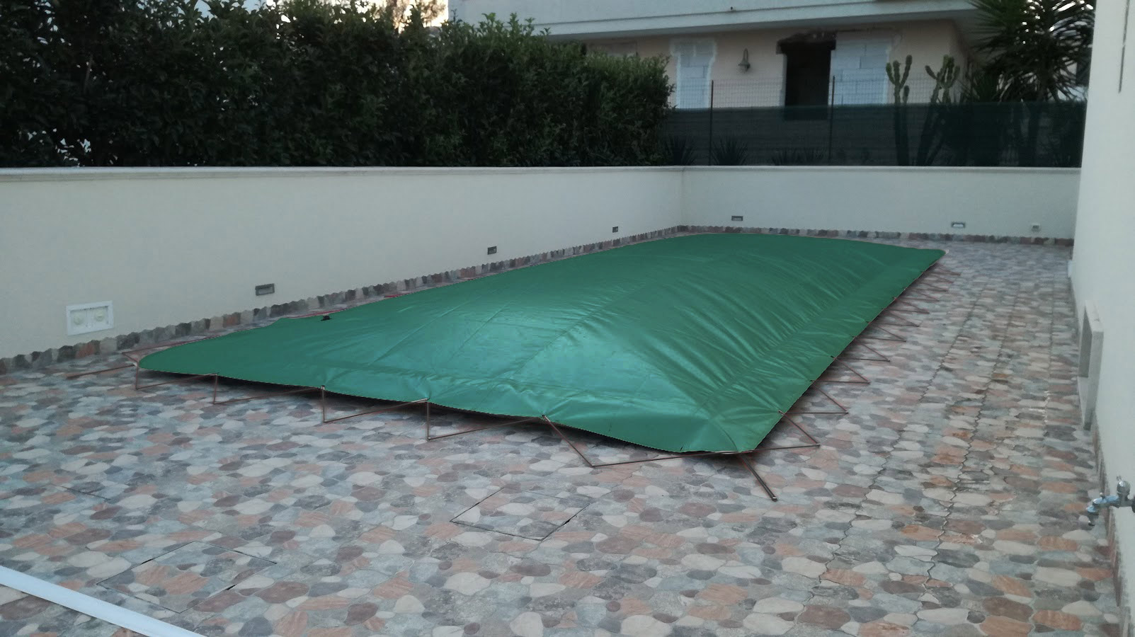 Copertura Invernale di sicurezza per piscina Polartex&Acirc;&reg; AIRCOVER con occhielli e corda elastica