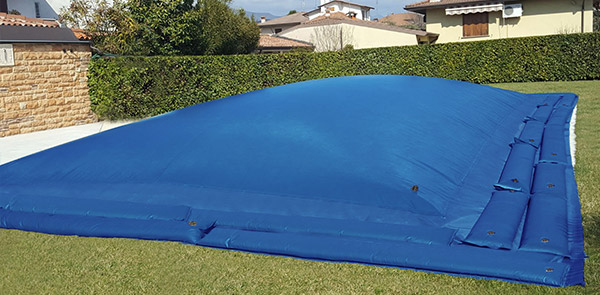 Copertura Invernale di sicurezza per piscina Polartex&Acirc;&reg; AIRCOVER con bretelle porta salsicciotti