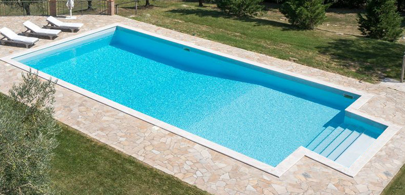 Piscina interrata in pannelli d'acciaio Italika con scala recessa