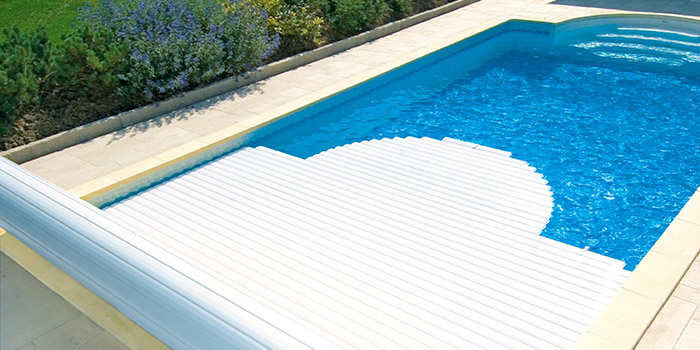 Copertura a tapparella di sicurezza Polartex&Acirc;&reg; per piscine rettangolari con scala romana