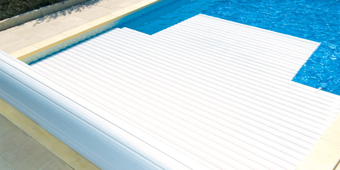 Copertura a tapparella di sicurezza Polartex&Acirc;&reg; per piscine rettangolari con scala recessa