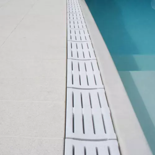 Griglia in pietra ricostruita per bordo sfioratore con finitura sabbiata antiscivolo