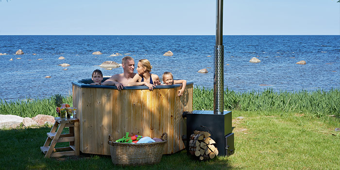 Tinozza idromassaggio in legno e vetroresina ATENA 1,80 x 1,80 m con stufa esterna