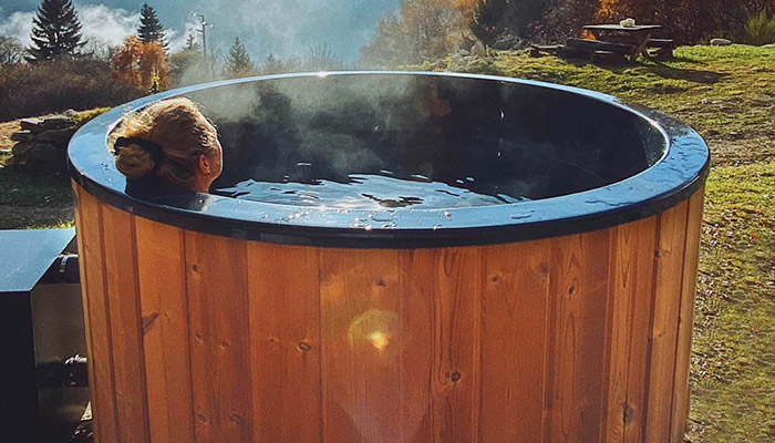 Tinozza idromassaggio in legno e vetroresina NETTUNO Ø 1,80 m con stufa esterna Tinozza idromassaggio in legno e vetroresina NETTUNO Ø 1,80 m con stufa esterna