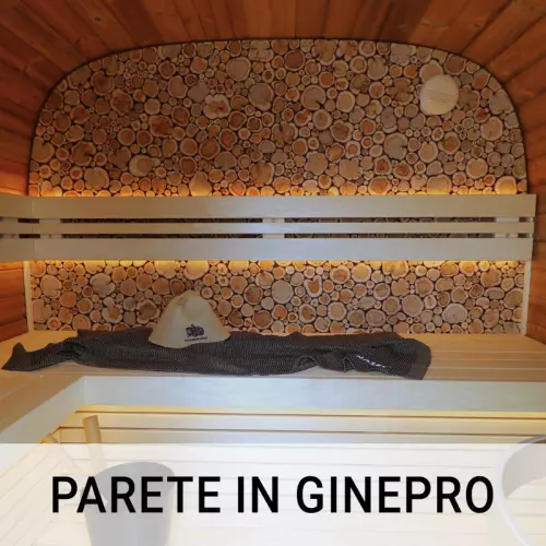 Parete di tronchi di ginepro sopra la panca