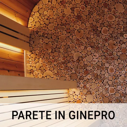 Parete di tronchi di ginepro sopra la panca