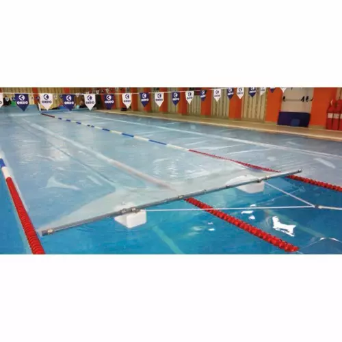 Barra galleggiante di traino per facilitare lo srotolamento della copertura isotermica